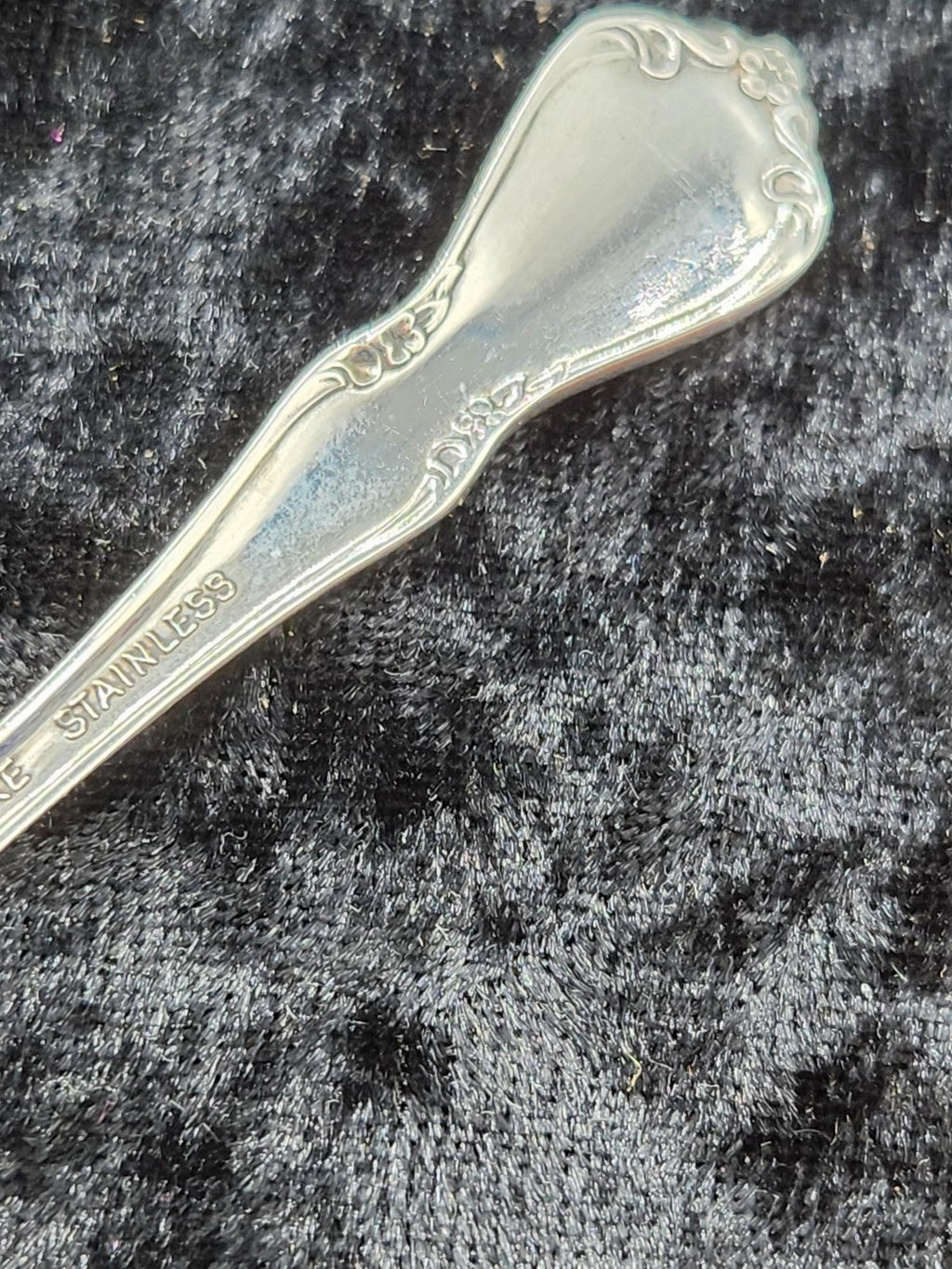 Oneidacraft Deluxe Stainless Fork Silver Floral Handle Glossy Flatware Kitchen