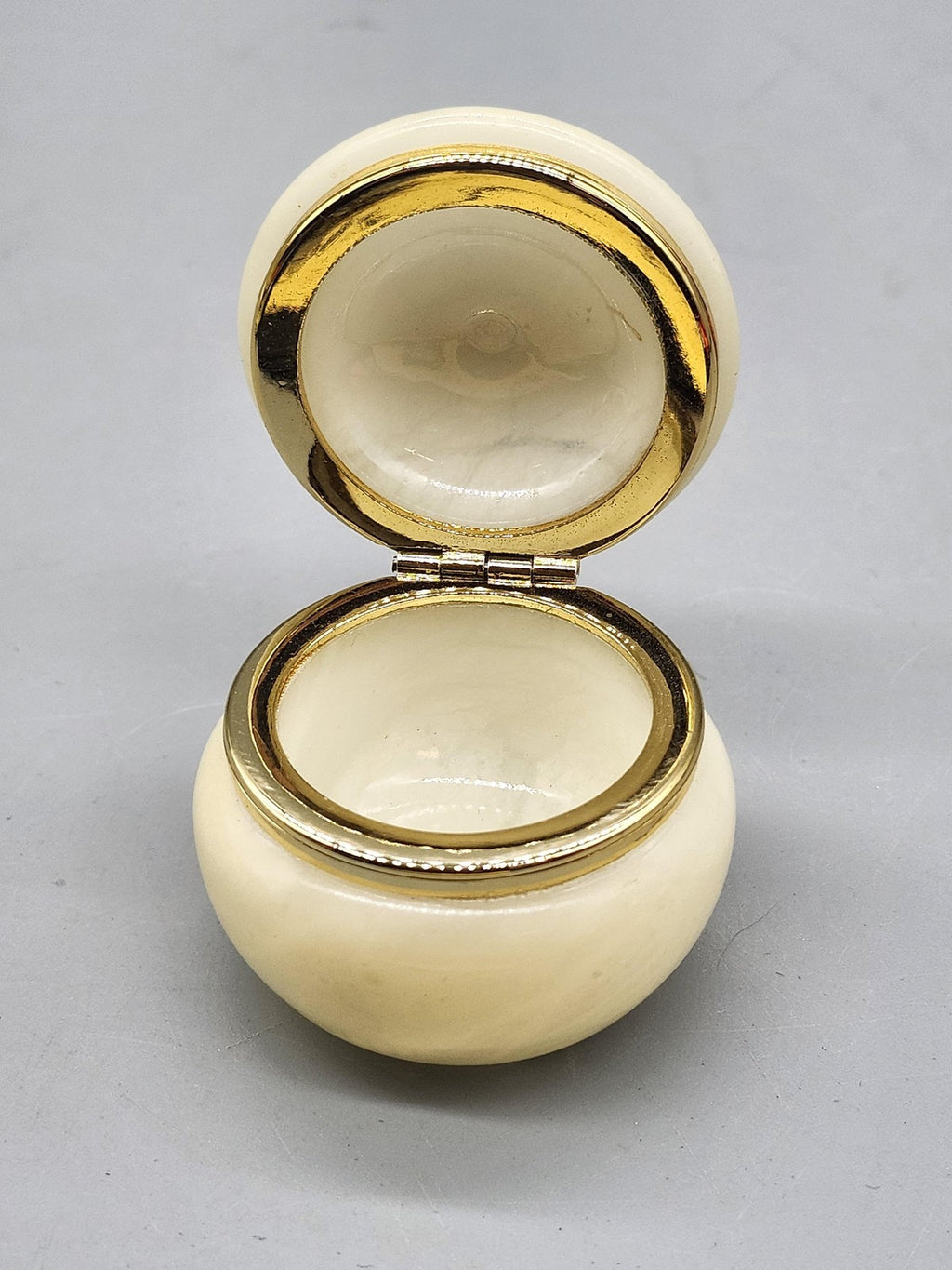Small Beige Floral Trinket Box Round Resin Hinged Gold Tone Lid Decor Accent