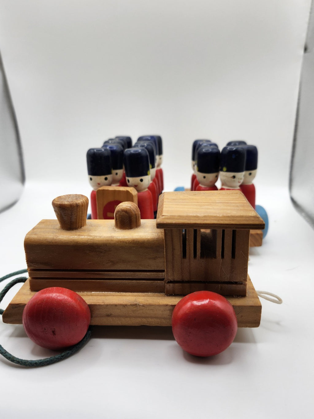 Wooden Lillian Vernon Toy Train Soldiers Pull String Counting 1986 Vintage