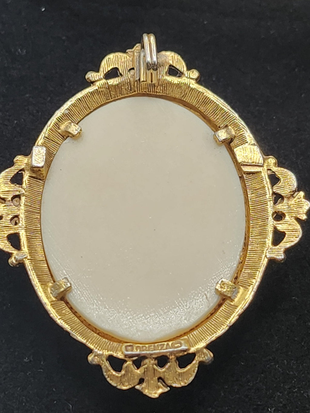 Vintage Florenza Cameo Brooch Pin Gold Tone Resin Portrait Jewelry 2.5 Inch