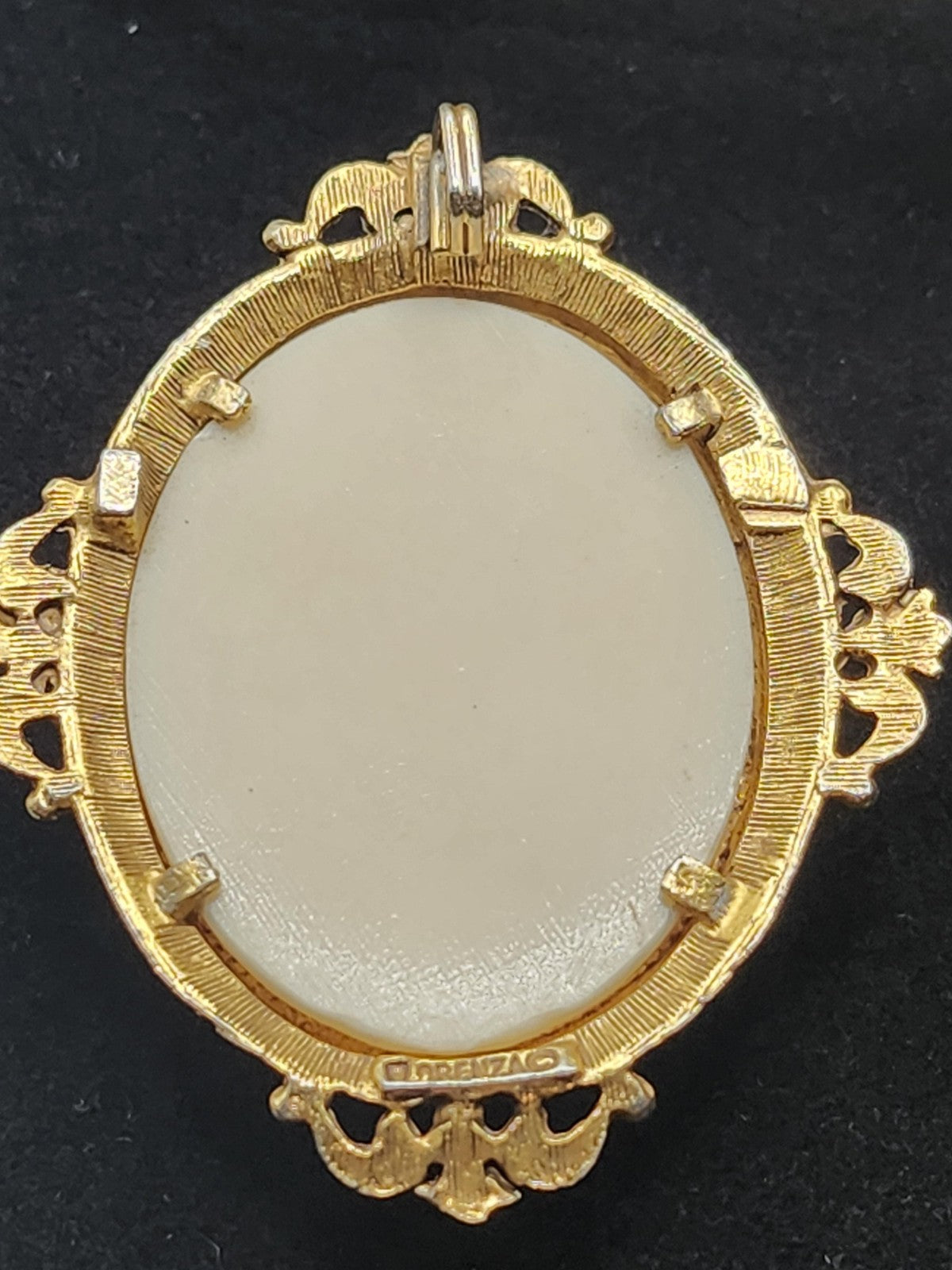 Vintage Florenza Cameo Brooch Pin Gold Tone Resin Portrait Jewelry 2.5 Inch