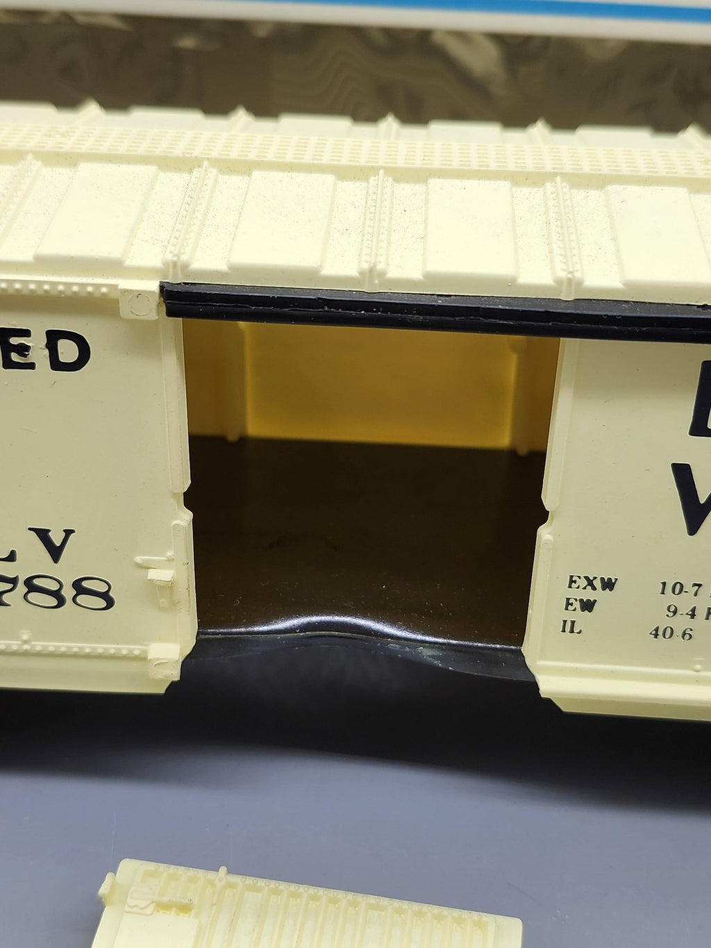 Vintage Lionel O O27 Gauge Lehigh Valley Insulated Box Car 6-9788 Beige 1977