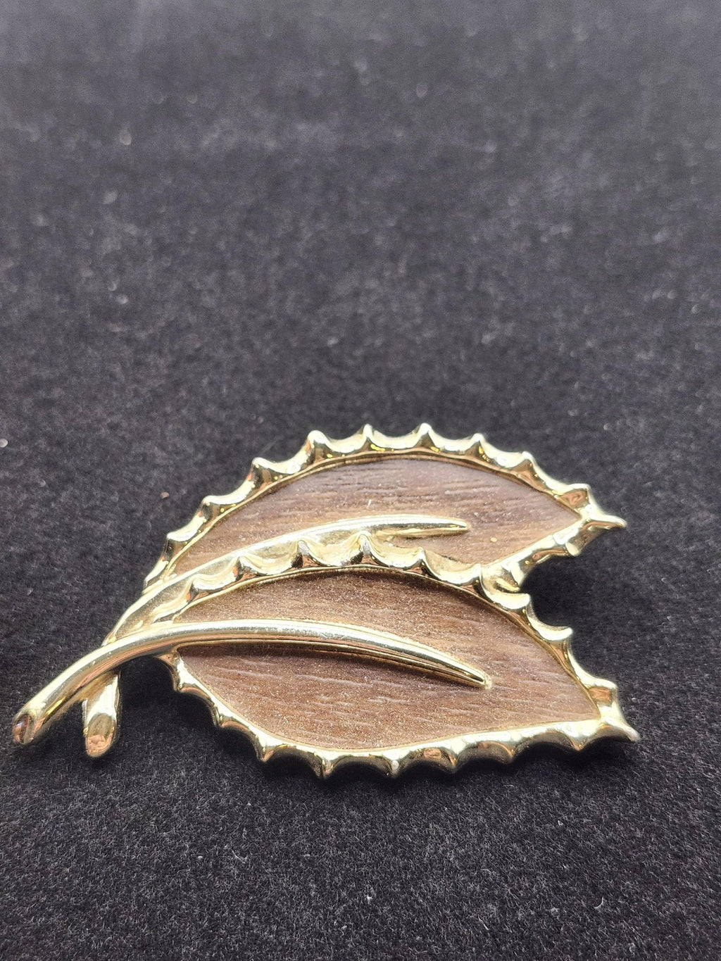 Vintage Sarah Coventry Leaf Brooch Pin Gold Tone Wood Costume 2.5 Inch Jewelry