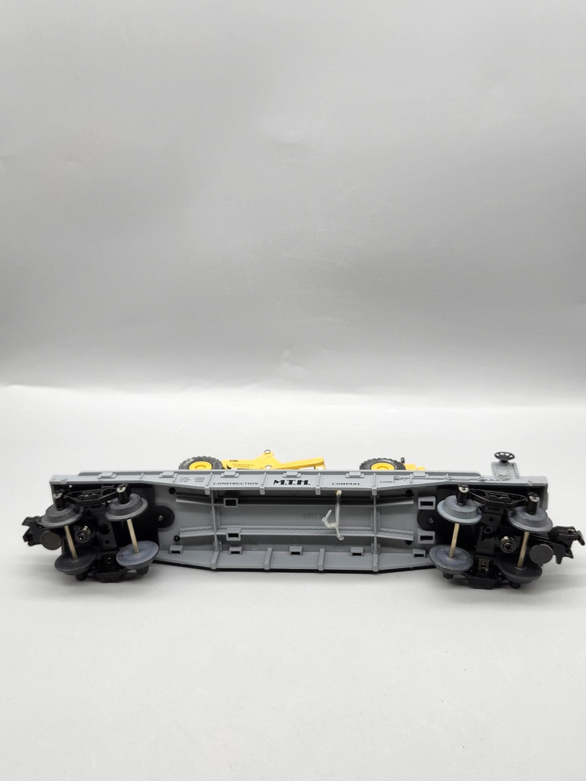 MTH O Gauge Gray Flat Car 19981 Construction Co CAT 613C Scraper Load O Scale