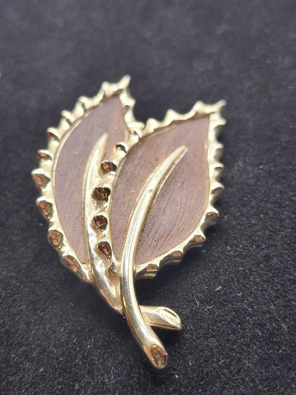 Vintage Sarah Coventry Leaf Brooch Pin Gold Tone Wood Costume 2.5 Inch Jewelry