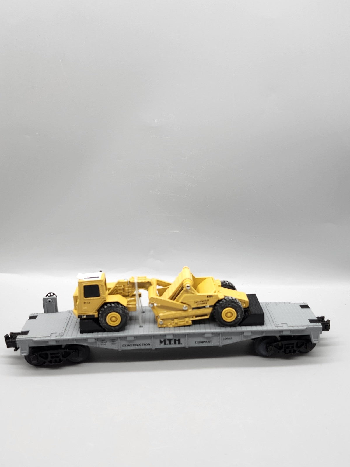 MTH O Gauge Gray Flat Car 19981 Construction Co CAT 613C Scraper Load O Scale