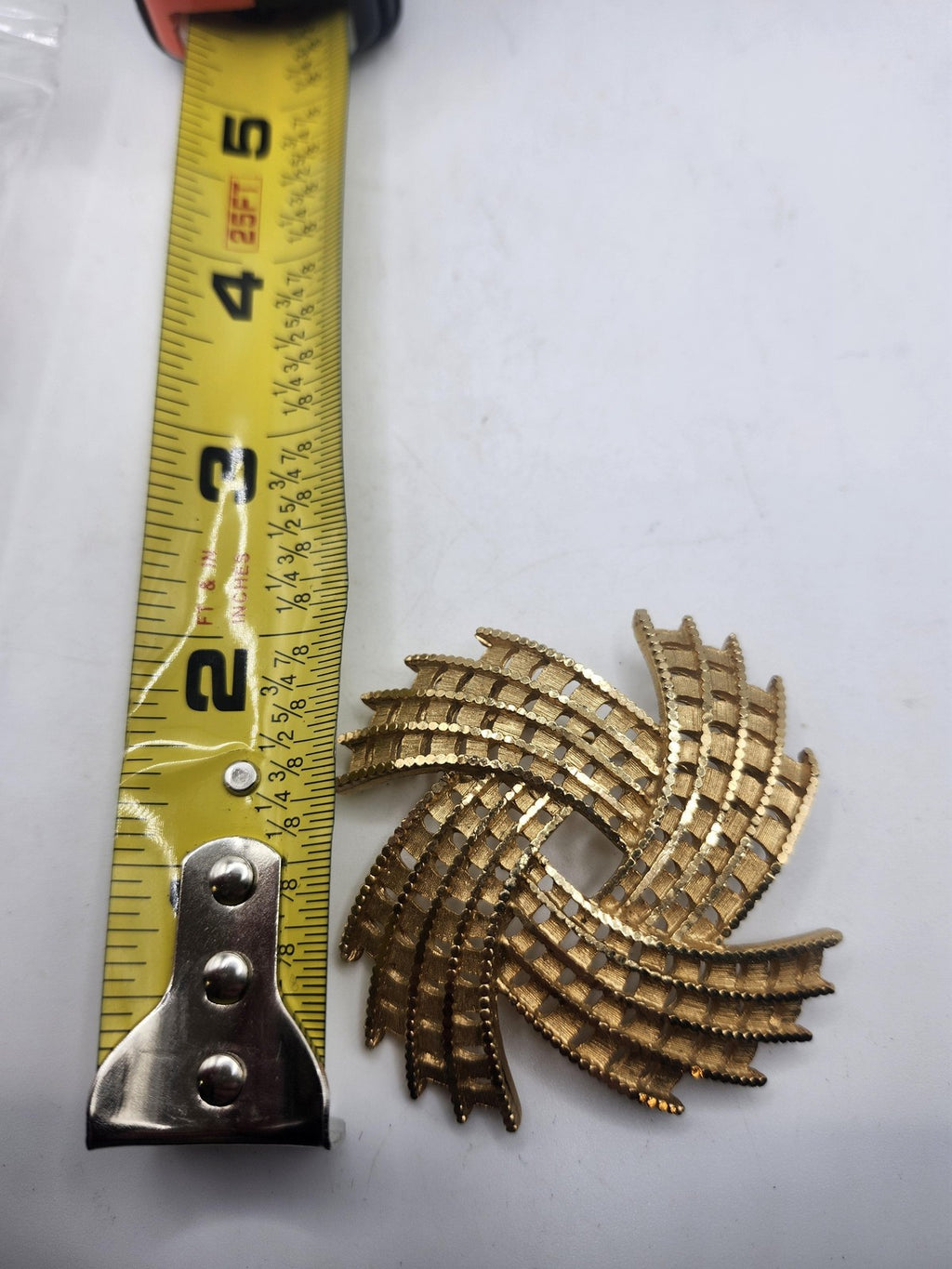 Vintage Gold Tone Swirl Brooch Pin Textured Layered Pinwheel Costume Jewelry 2in