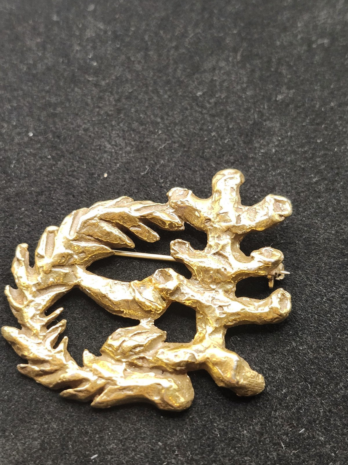 Gold Tone Abstract Branch Wreath Brooch Pin Textured Costume Jewelry 2 Inch