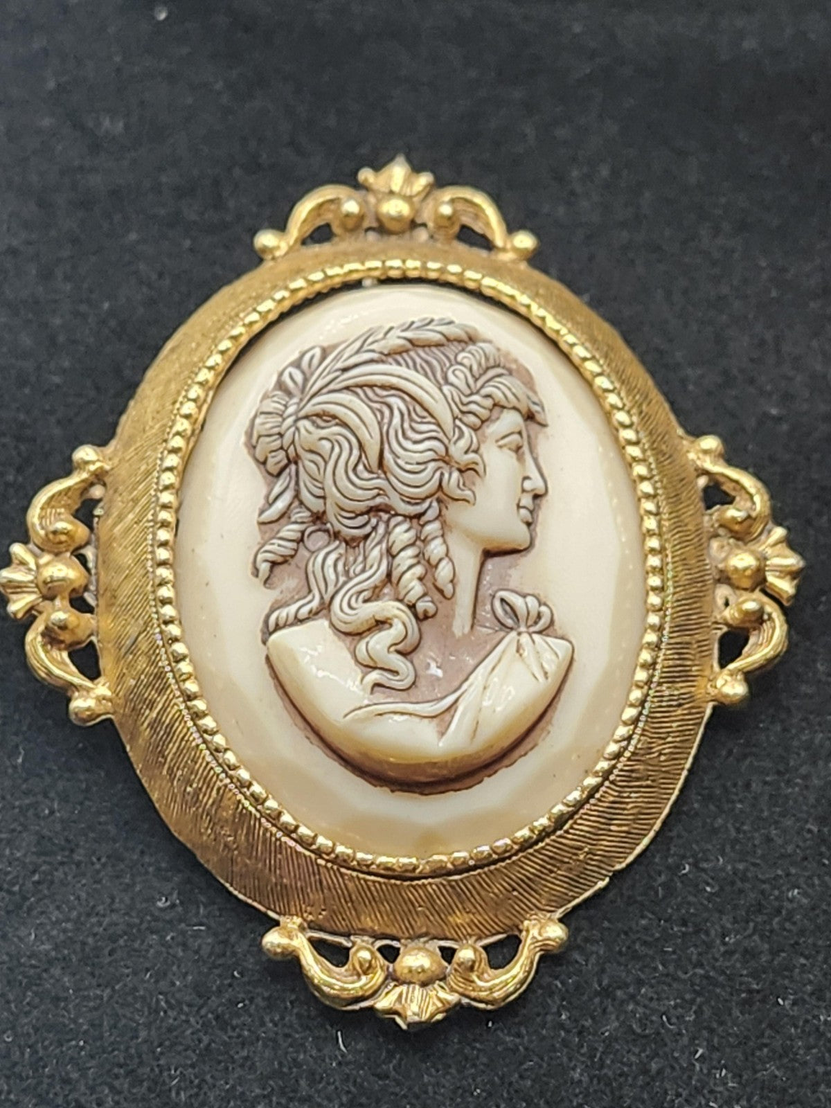 Vintage Florenza Cameo Brooch Pin Gold Tone Resin Portrait Jewelry 2.5 Inch