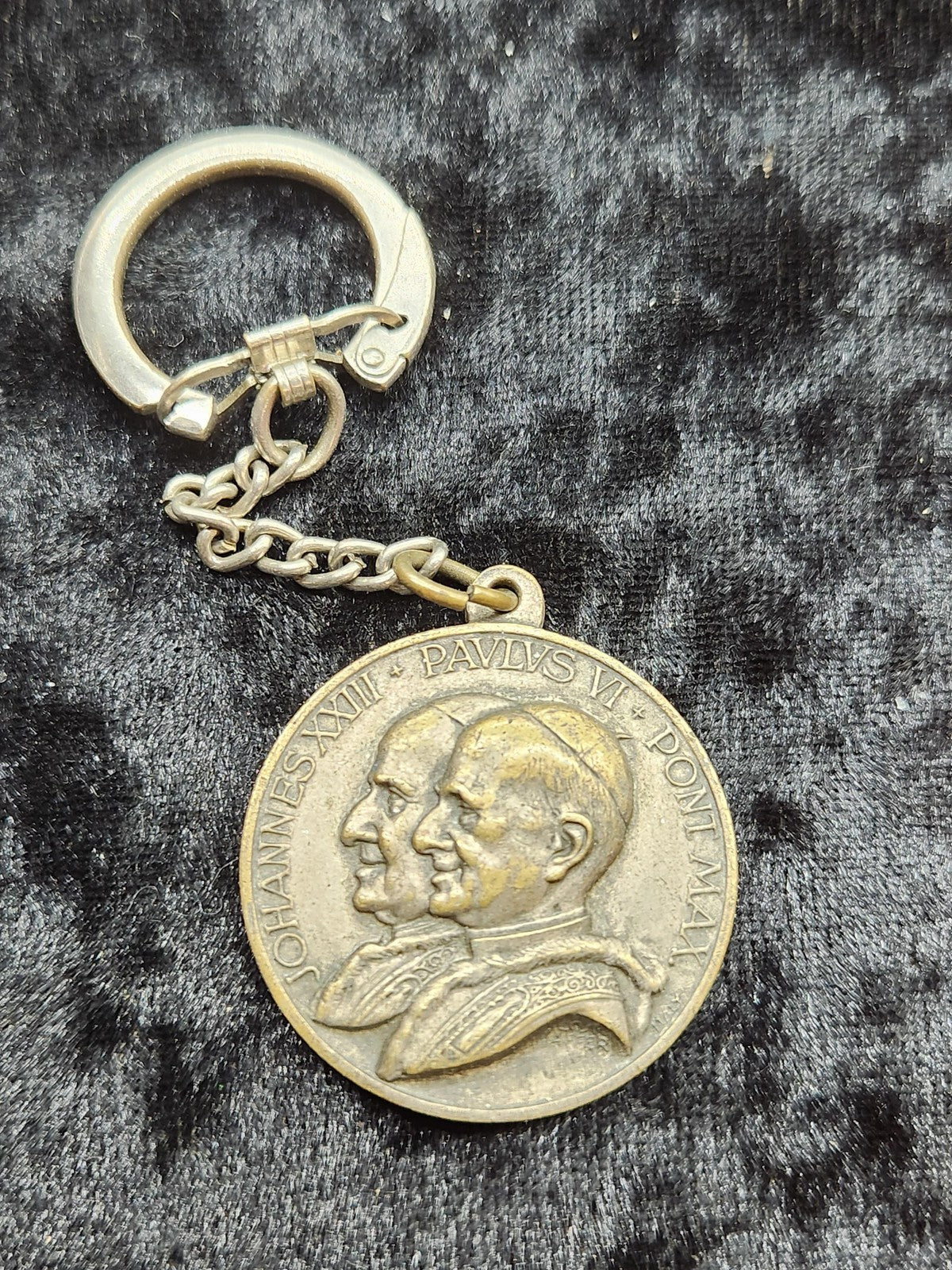 Vintage Vatican II Papal Metal Medal Keychain Johannes XXIII Paulus VI Catholic