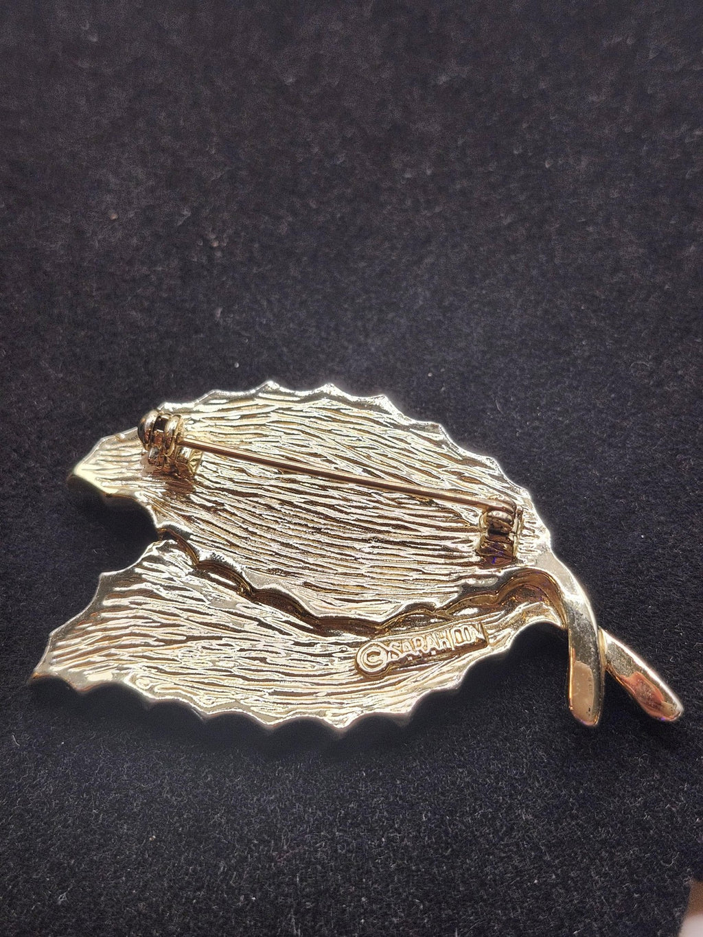 Vintage Sarah Coventry Leaf Brooch Pin Gold Tone Wood Costume 2.5 Inch Jewelry