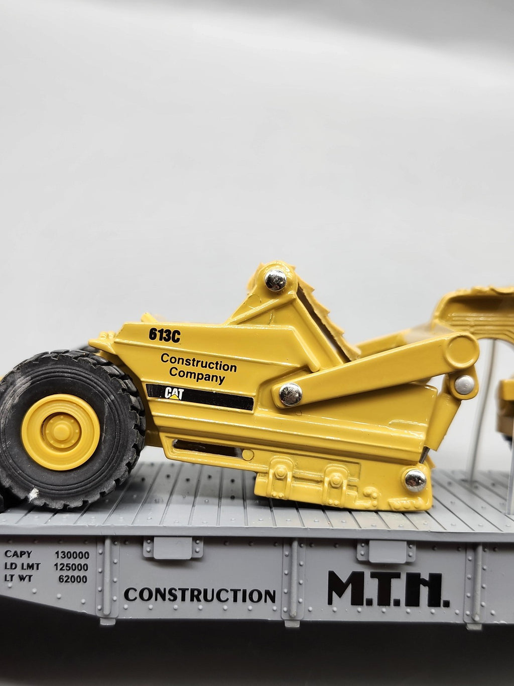 MTH O Gauge Gray Flat Car 19981 Construction Co CAT 613C Scraper Load O Scale