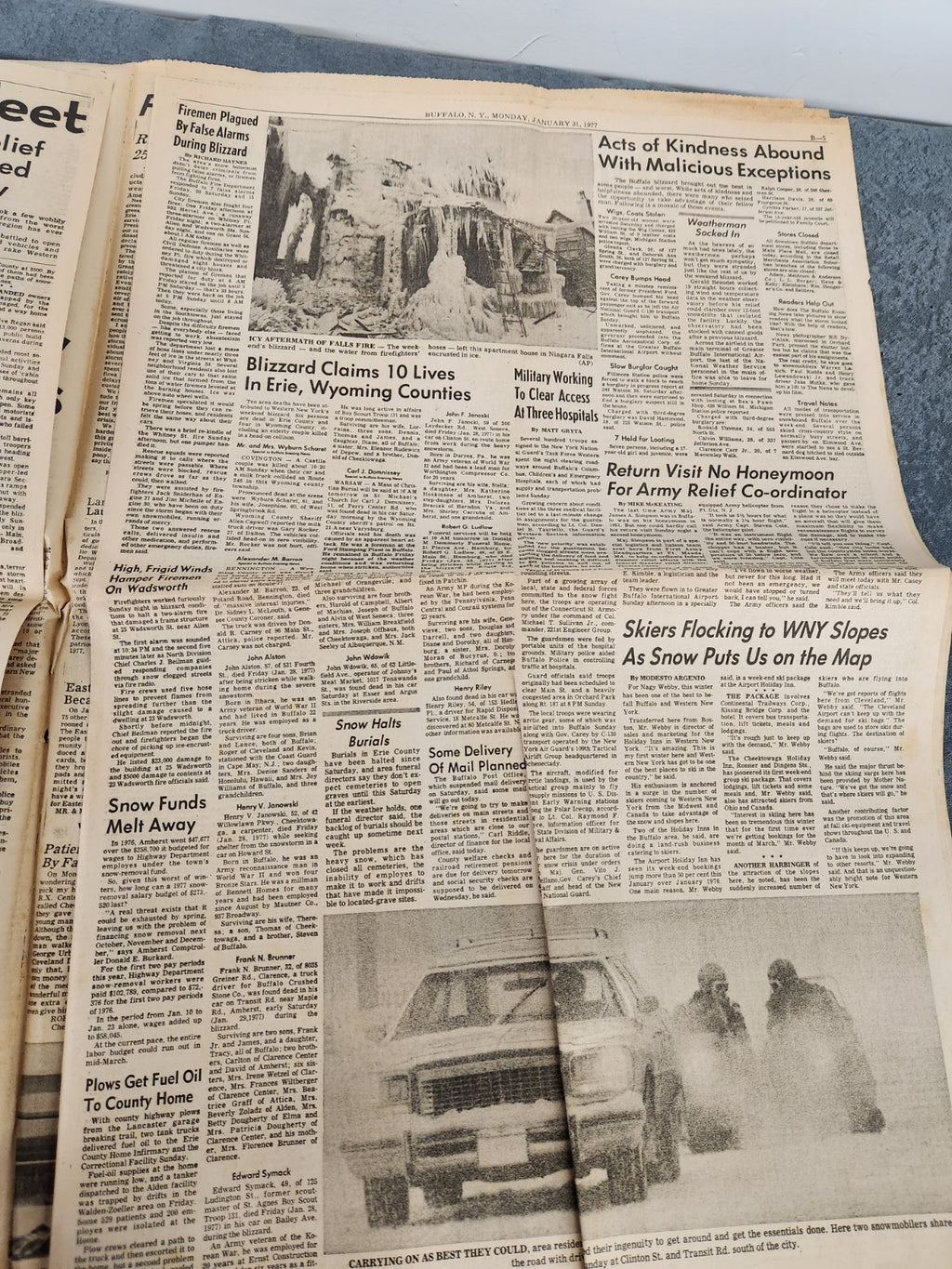 Vintage 1977 Buffalo Evening News Blizzard of '77 Special Magazine Newspaper...
