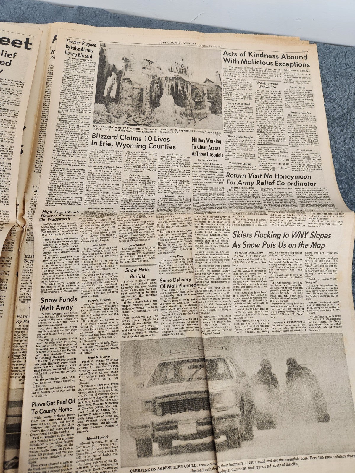 Vintage 1977 Buffalo Evening News Blizzard of '77 Special Magazine Newspaper...