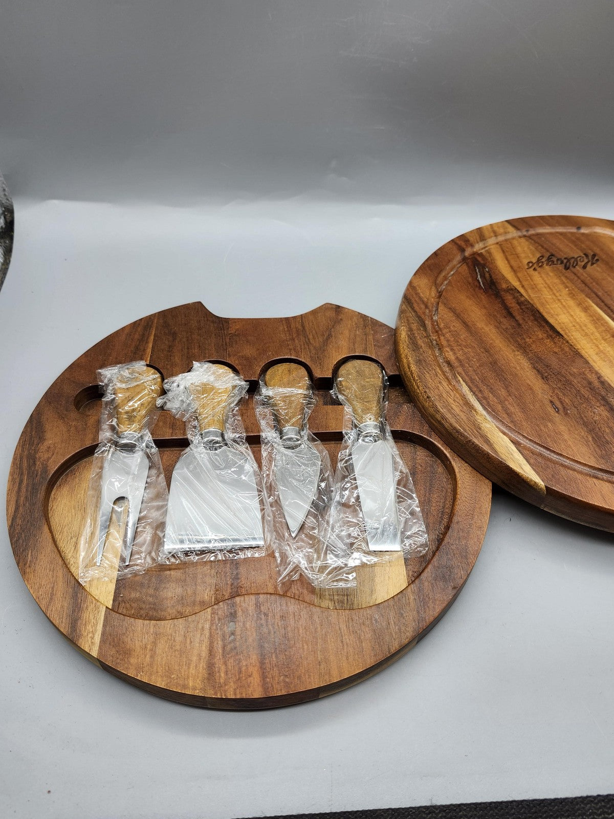 Kellogg's Wood Cheese Board Set Medium Brown Round Grooved Stainless Knives 5pc
