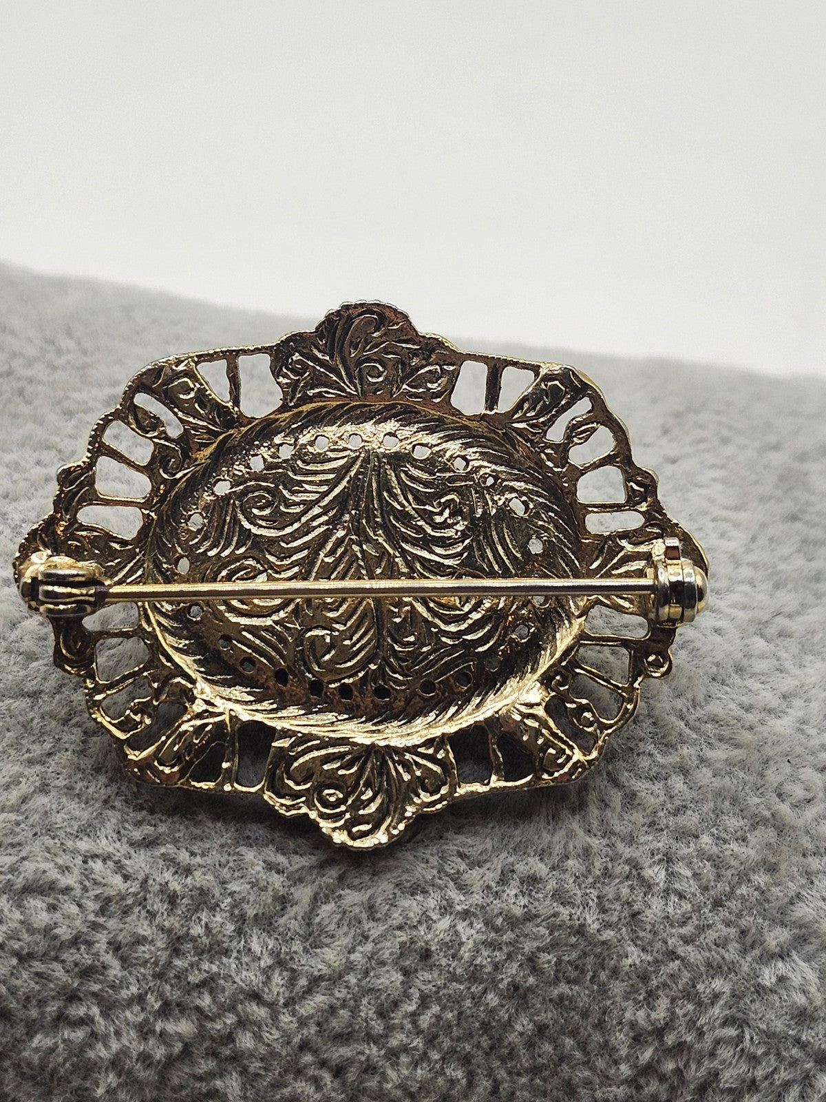 Gold Tone Faux Pearl Brooch Pin Oval Filigree Flower Costume Jewelry Gift