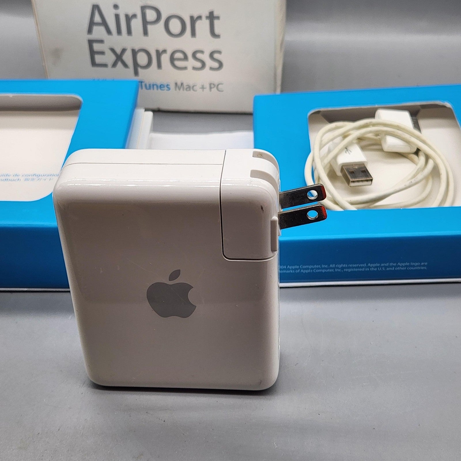 Apple AirPort Express Base Station Router 54 Mbps White Wi-Fi AirTunes Mac PC