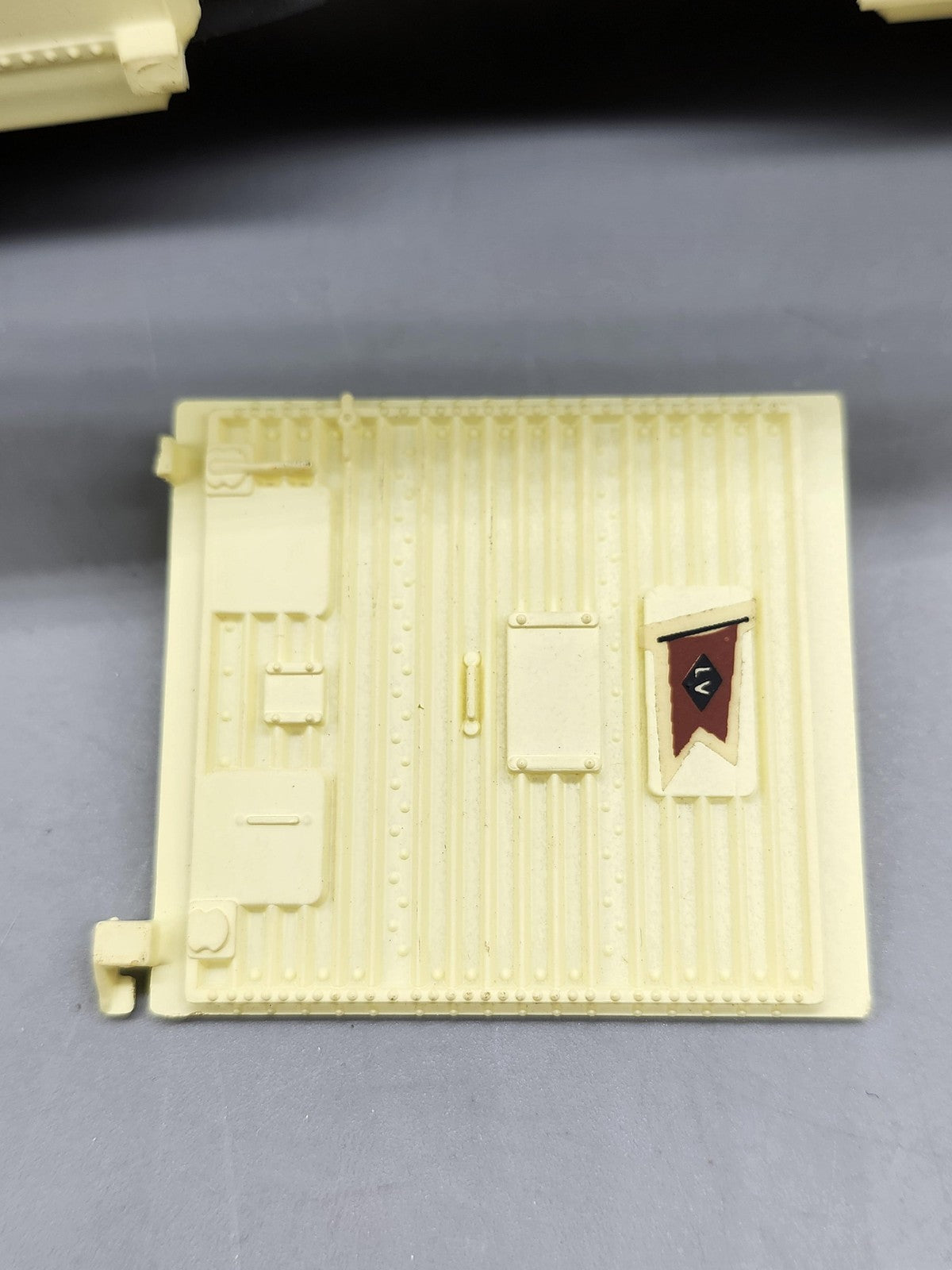 Vintage Lionel O O27 Gauge Lehigh Valley Insulated Box Car 6-9788 Beige 1977