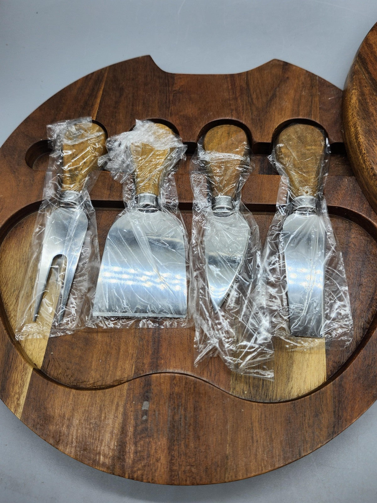 Kellogg's Wood Cheese Board Set Medium Brown Round Grooved Stainless Knives 5pc