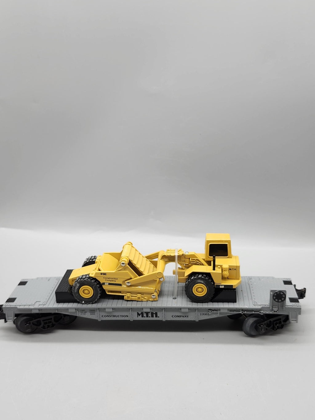 MTH O Gauge Gray Flat Car 19981 Construction Co CAT 613C Scraper Load O Scale