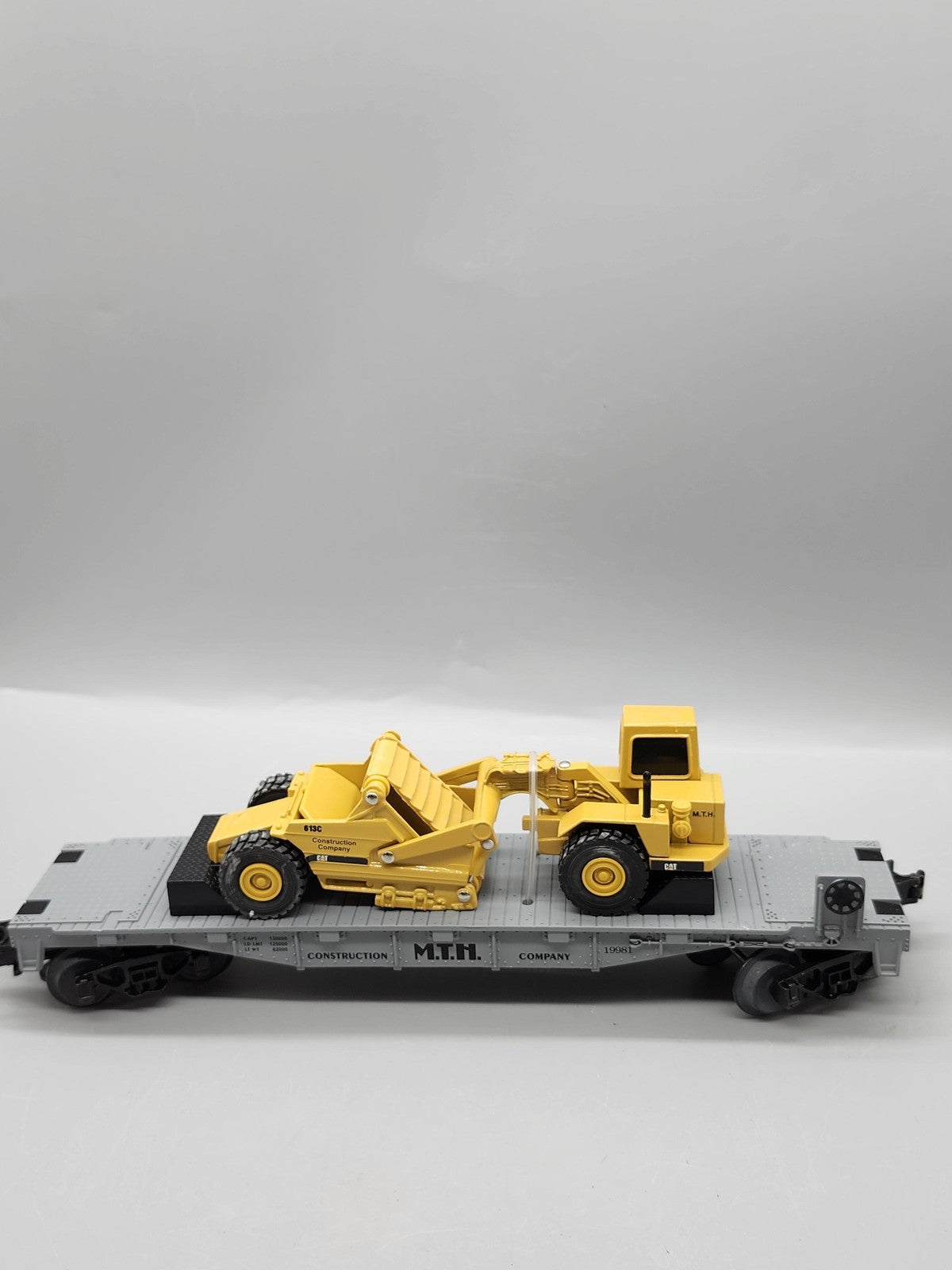 MTH O Gauge Gray Flat Car 19981 Construction Co CAT 613C Scraper Load O Scale