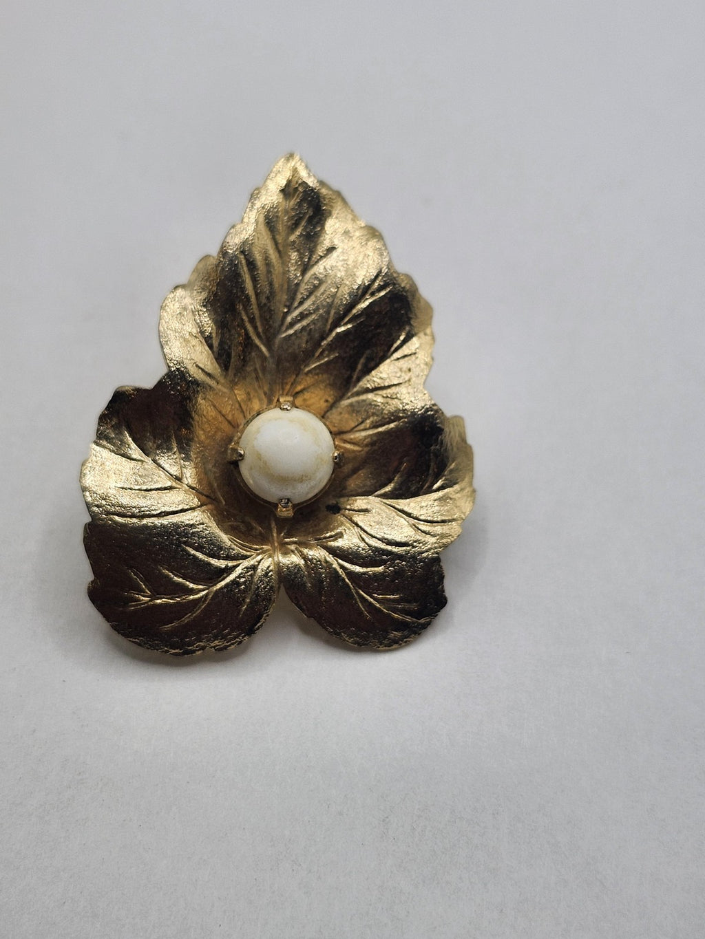 Vintage Sarah Coventry Leaf Brooch Gold Tone Pearl Center Pin Jewelry 1.75 Inch