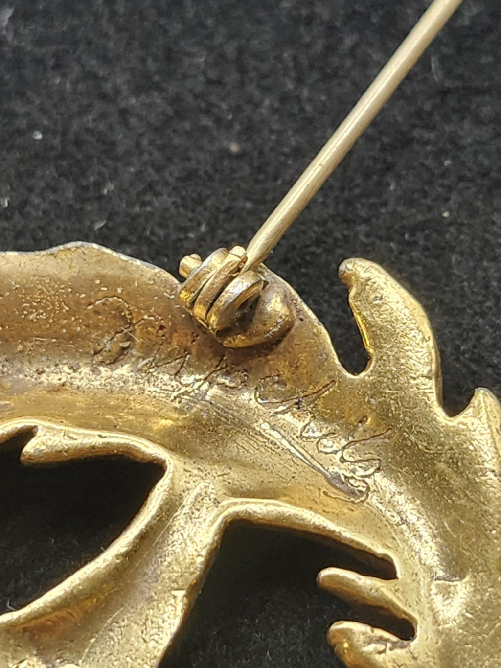 Gold Tone Abstract Branch Wreath Brooch Pin Textured Costume Jewelry 2 Inch