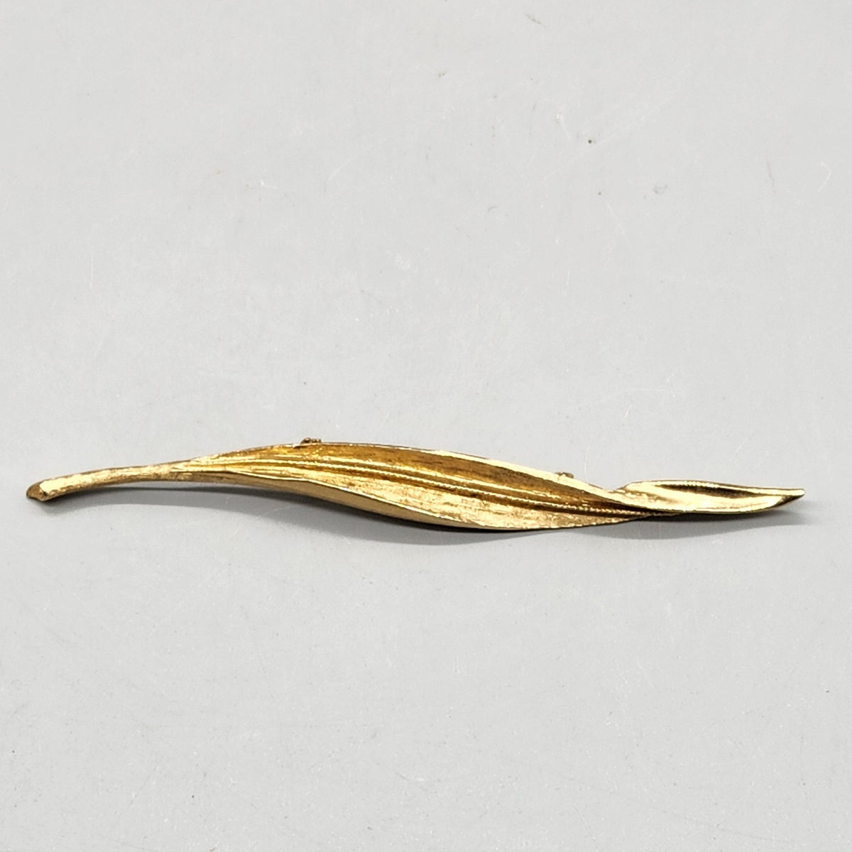 Vintage Coro Leaf Brooch Gold Tone Long Textured Nature Pin 4.5 Inch Jewelry