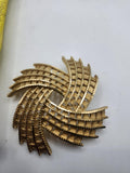 Vintage Gold Tone Swirl Brooch Pin Textured Layered Pinwheel Costume Jewelry 2in