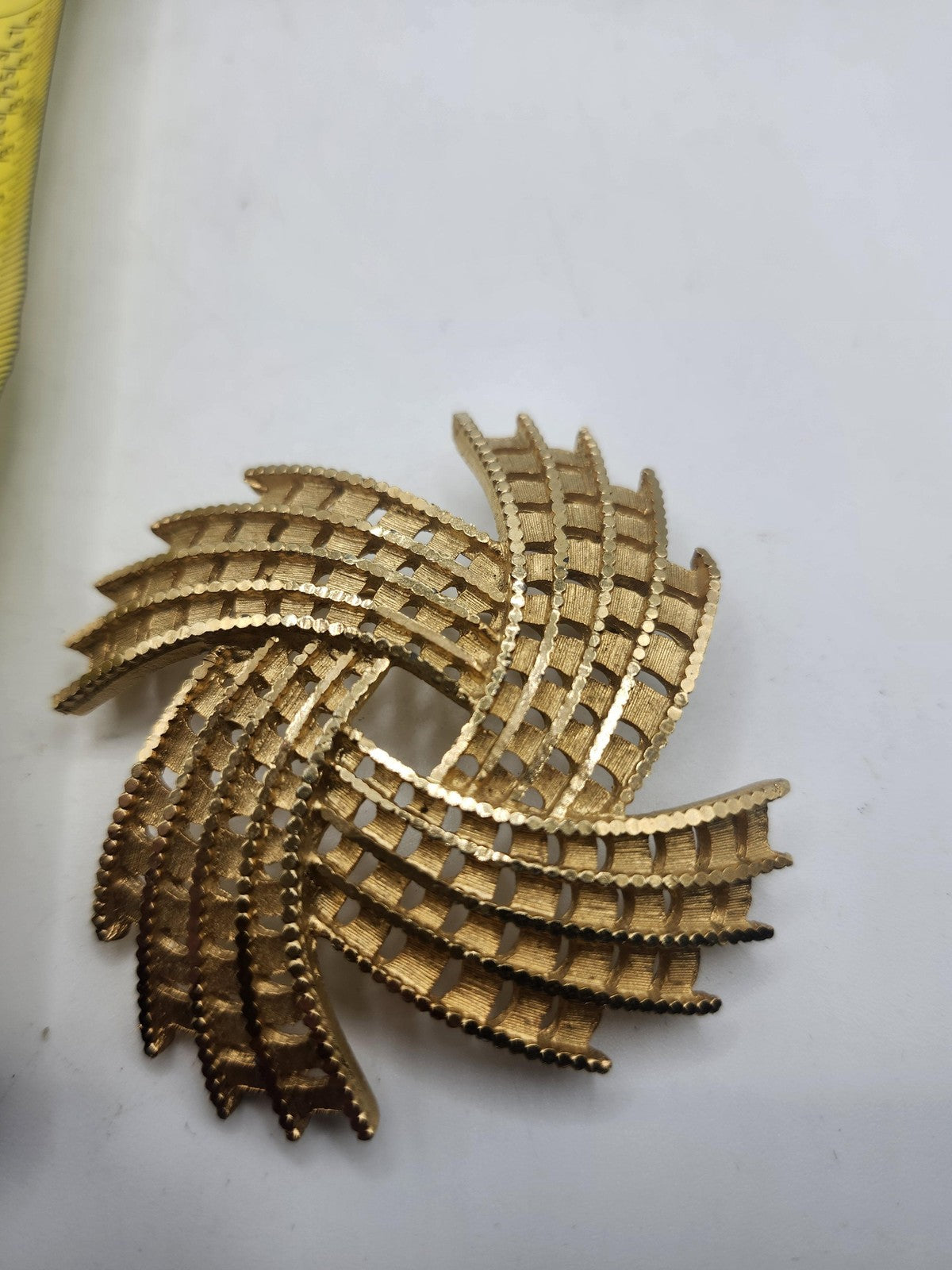 Vintage Gold Tone Swirl Brooch Pin Textured Layered Pinwheel Costume Jewelry 2in