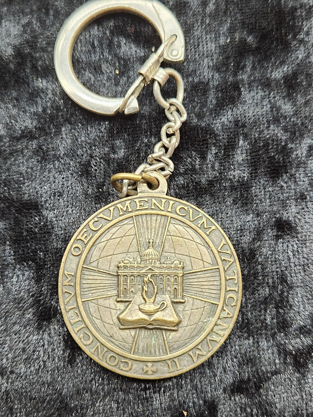 Vintage Vatican II Papal Metal Medal Keychain Johannes XXIII Paulus VI Catholic