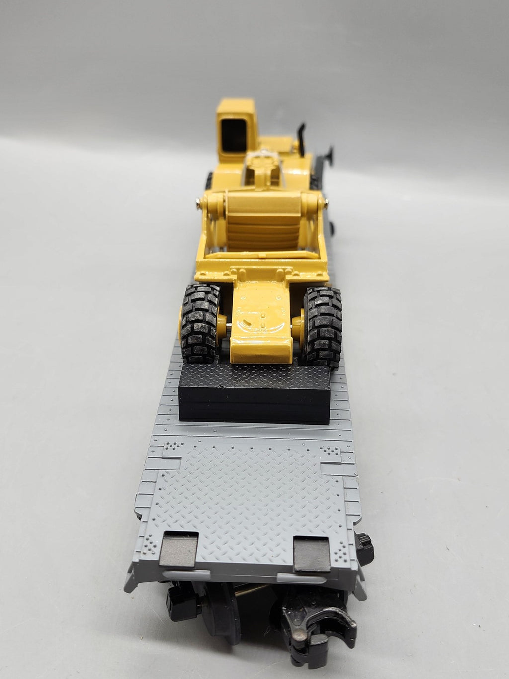 MTH O Gauge Gray Flat Car 19981 Construction Co CAT 613C Scraper Load O Scale