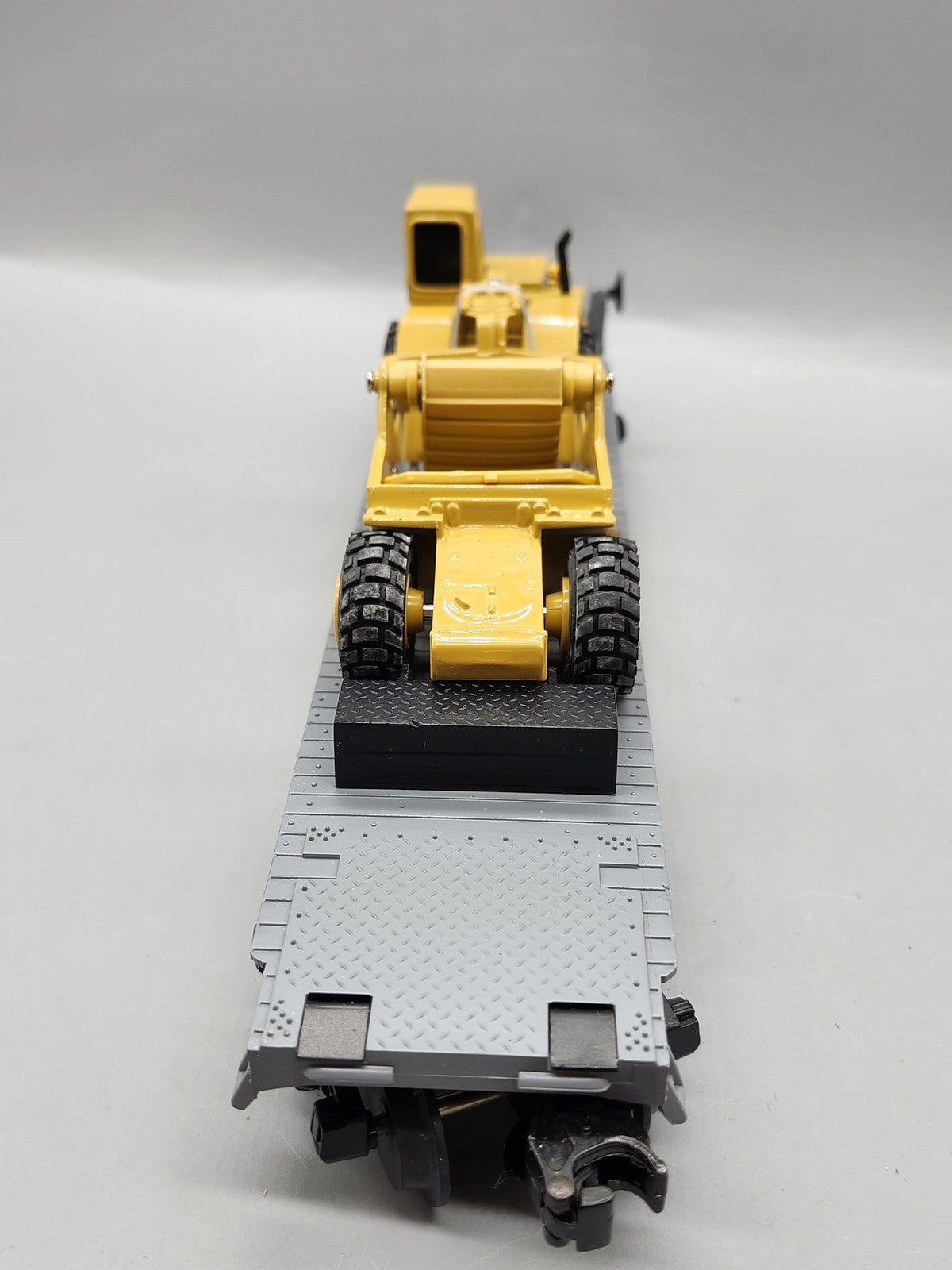 MTH O Gauge Gray Flat Car 19981 Construction Co CAT 613C Scraper Load O Scale
