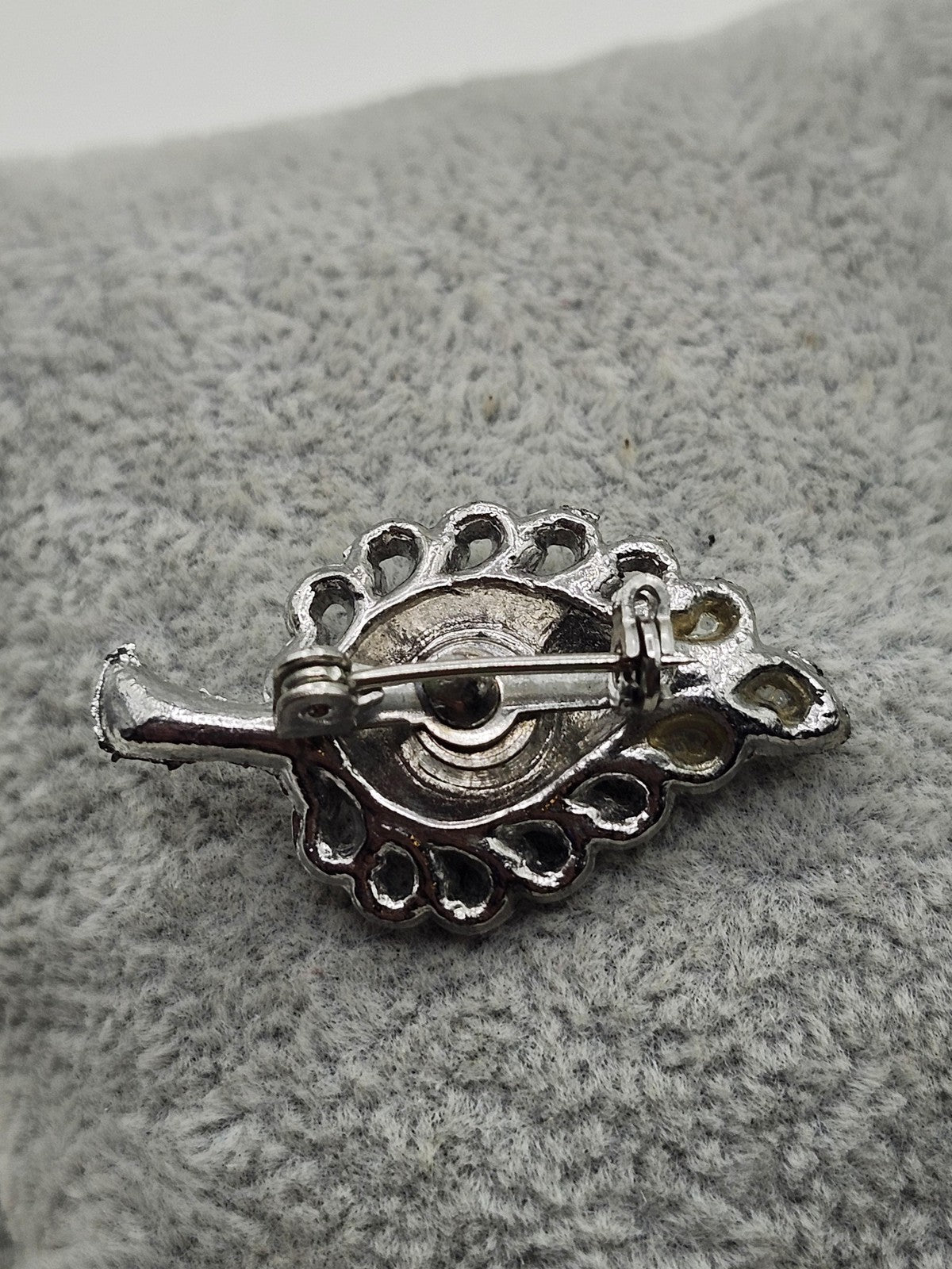 Silver Tone Leaf Brooch Pin Clear Rhinestone Scalloped Costume Jewelry Gift