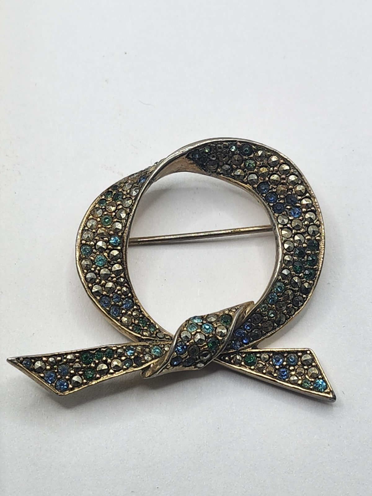 Vintage Les Bernard Ribbon Brooch Pin Gold Tone Multicolor Rhinestone 2 Inch