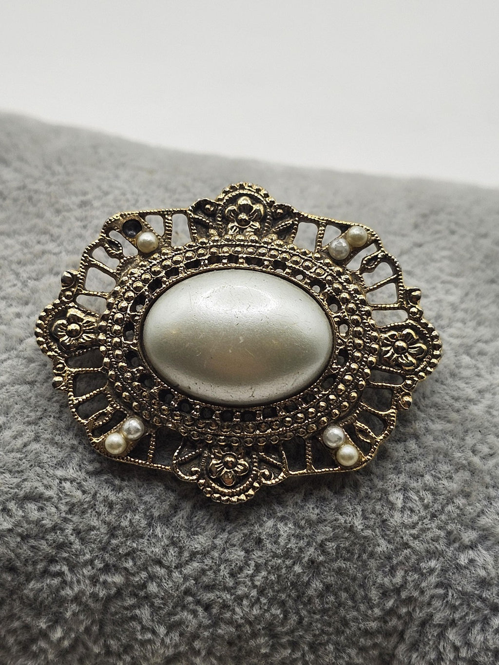Gold Tone Faux Pearl Brooch Pin Oval Filigree Flower Costume Jewelry Gift