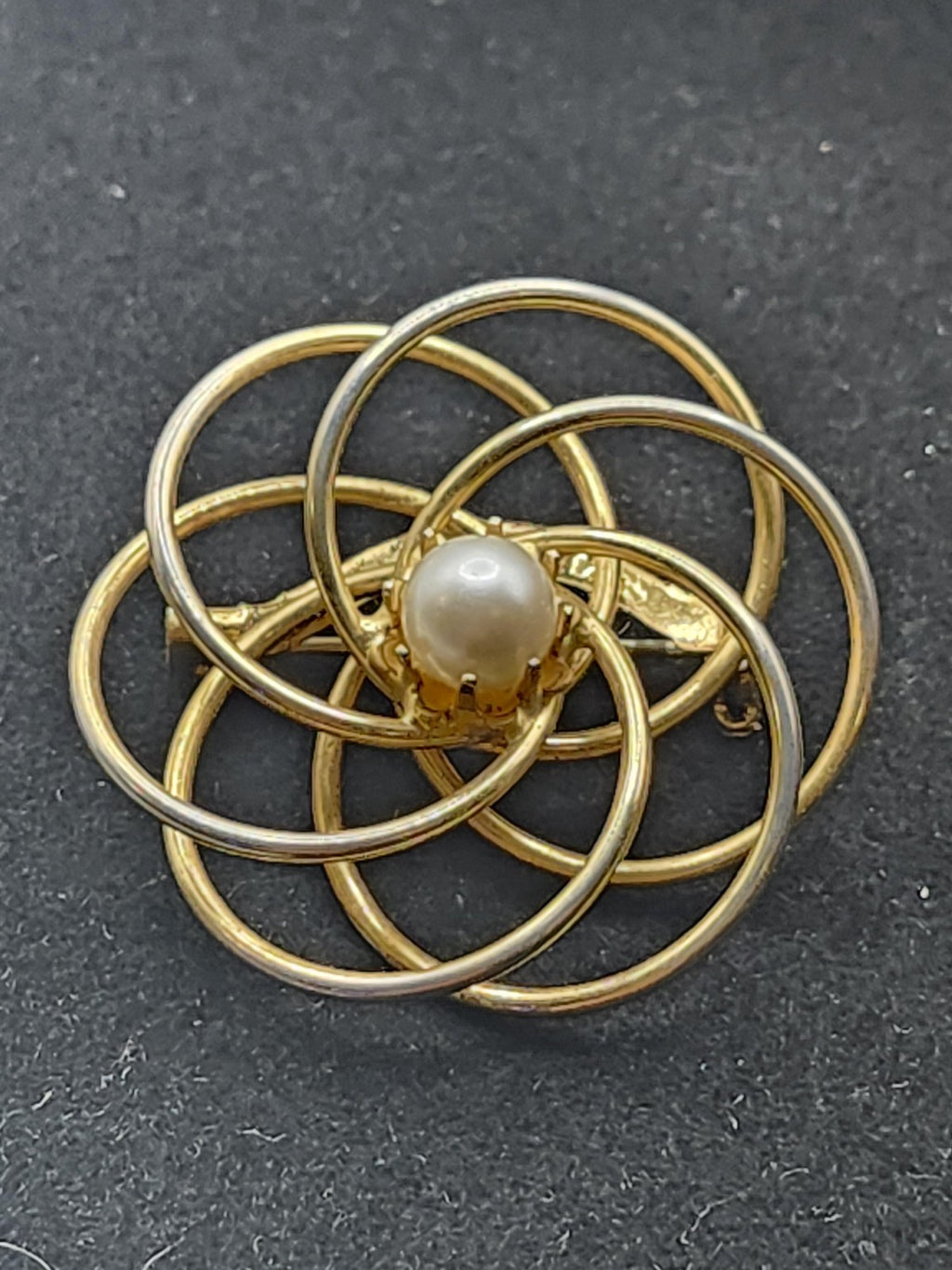 Gold Tone Swirl Flower Brooch Pin Faux Pearl Center Costume Jewelry 1.5in