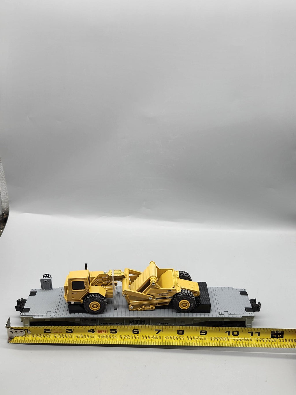 MTH O Gauge Gray Flat Car 19981 Construction Co CAT 613C Scraper Load O Scale