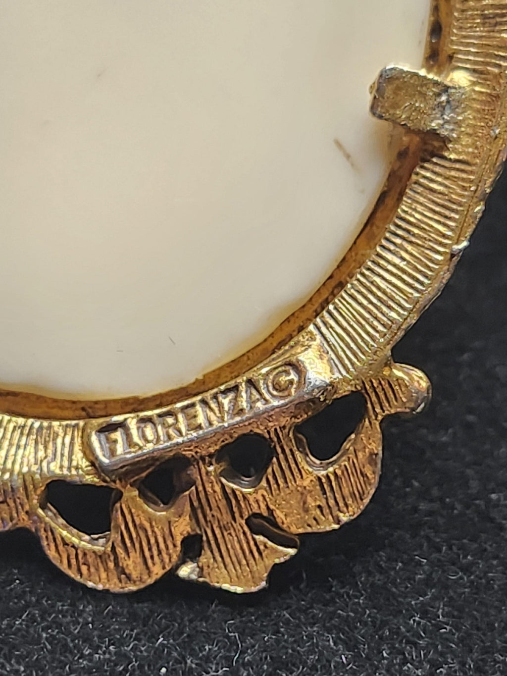 Vintage Florenza Cameo Brooch Pin Gold Tone Resin Portrait Jewelry 2.5 Inch