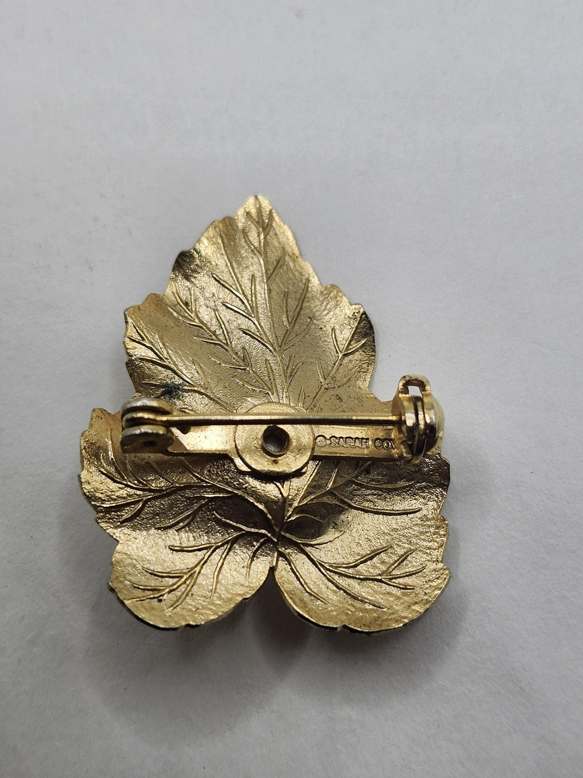 Vintage Sarah Coventry Leaf Brooch Gold Tone Pearl Center Pin Jewelry 1.75 Inch