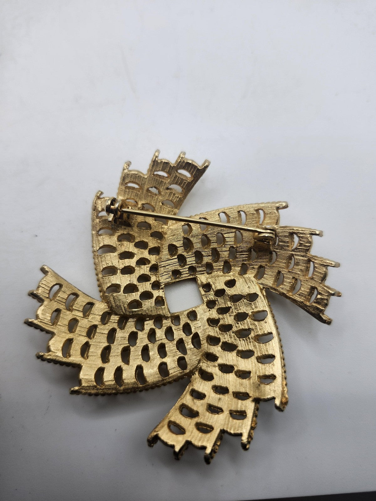 Vintage Gold Tone Swirl Brooch Pin Textured Layered Pinwheel Costume Jewelry 2in