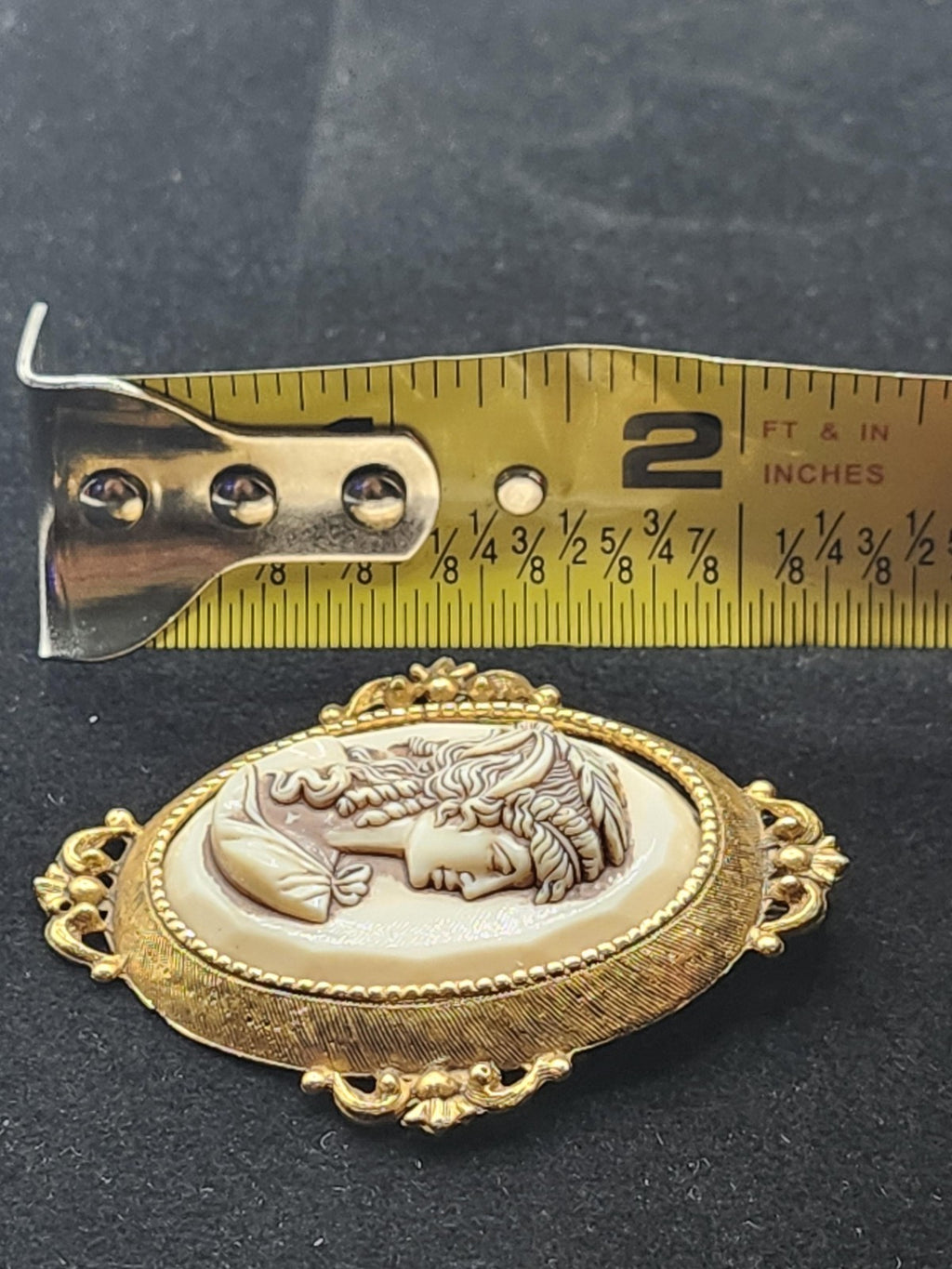 Vintage Florenza Cameo Brooch Pin Gold Tone Resin Portrait Jewelry 2.5 Inch
