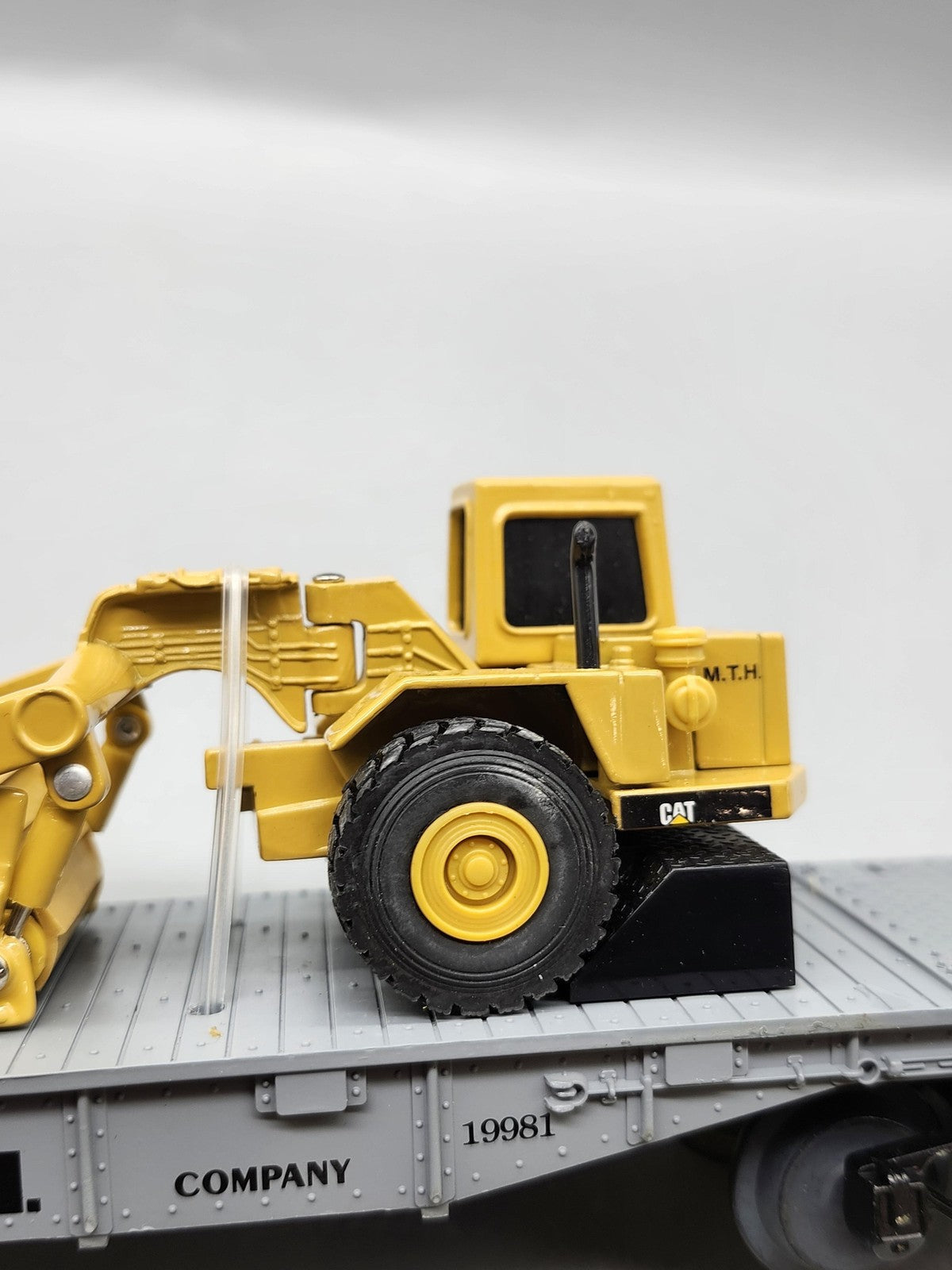 MTH O Gauge Gray Flat Car 19981 Construction Co CAT 613C Scraper Load O Scale