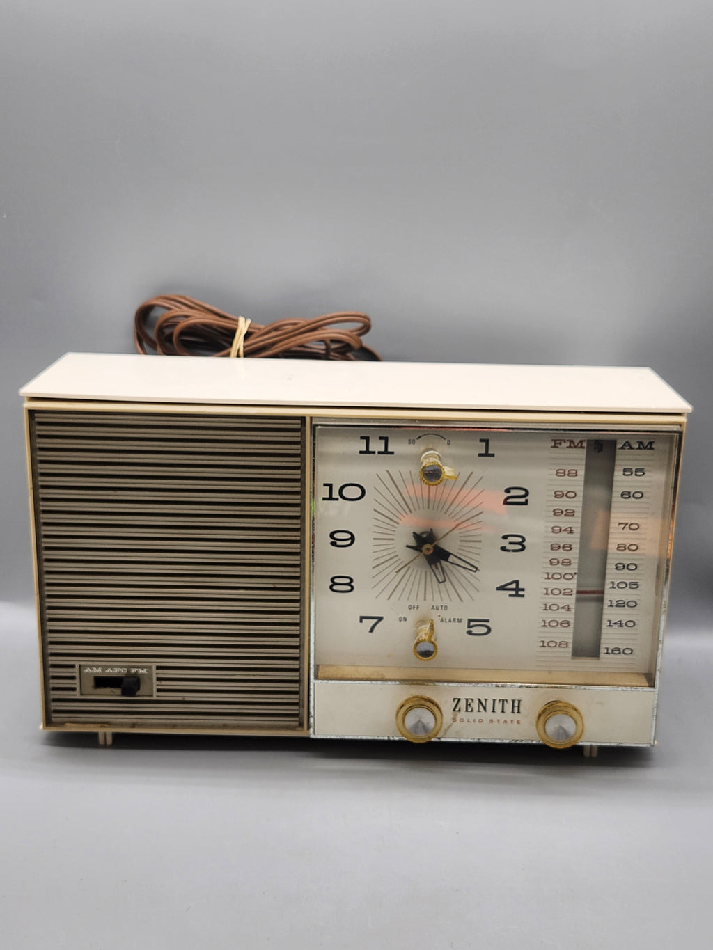 Vintage Zenith AM/FM Clock Radio Alarm Solid State Works Mid Century White