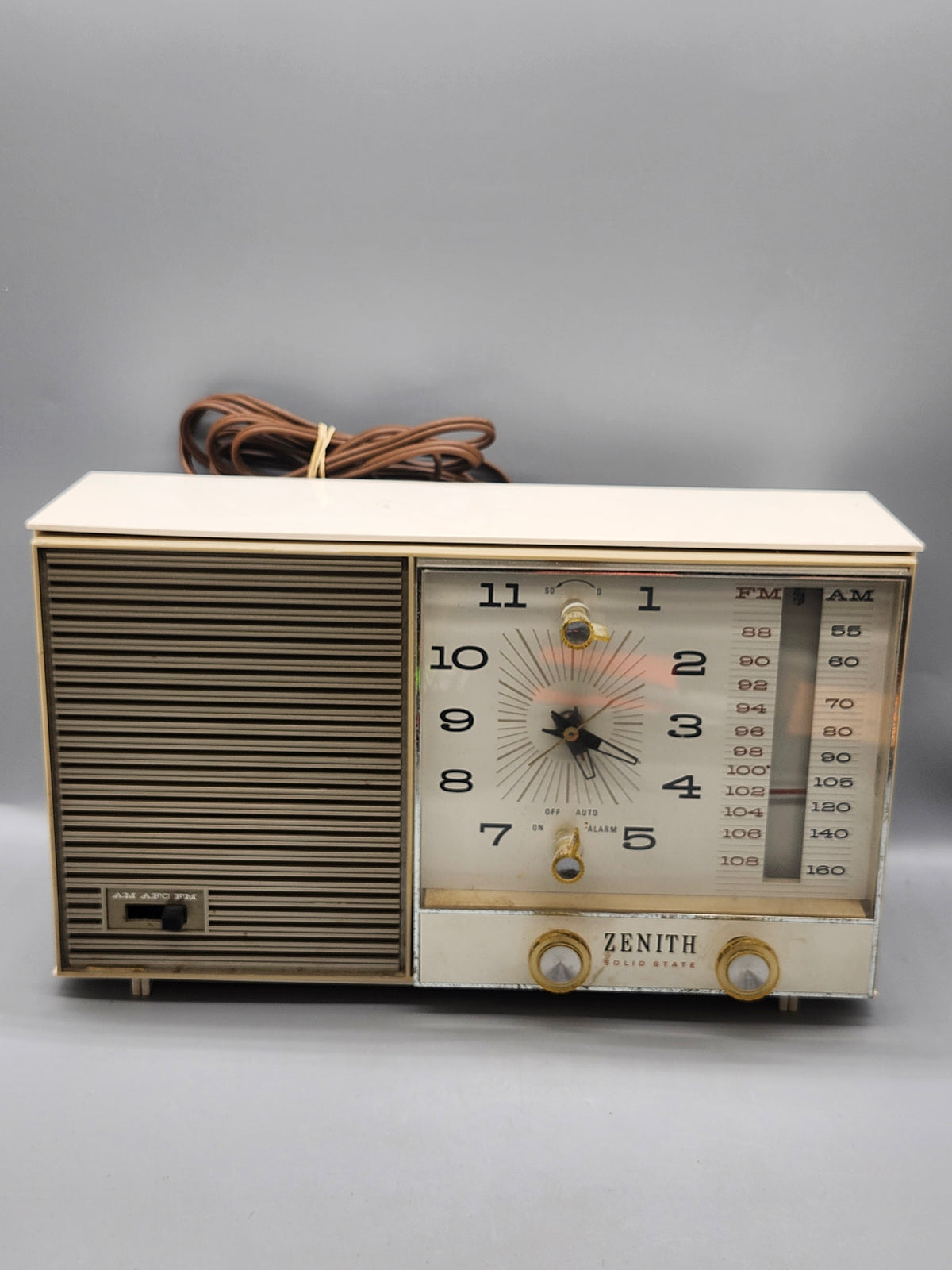 Vintage Zenith AM/FM Clock Radio Alarm Solid State Works Mid Century White