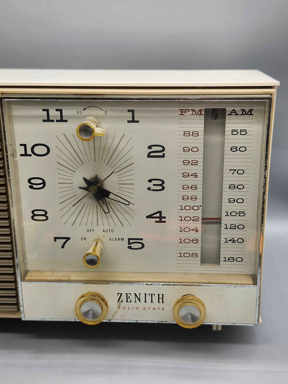 Vintage Zenith AM/FM Clock Radio Alarm Solid State Works Mid Century White