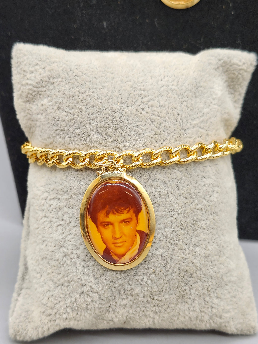 NOS Vintage 1977 Elvis Presley Boxcar Enterprises 3-Piece Gold-Tone Jewelry Set