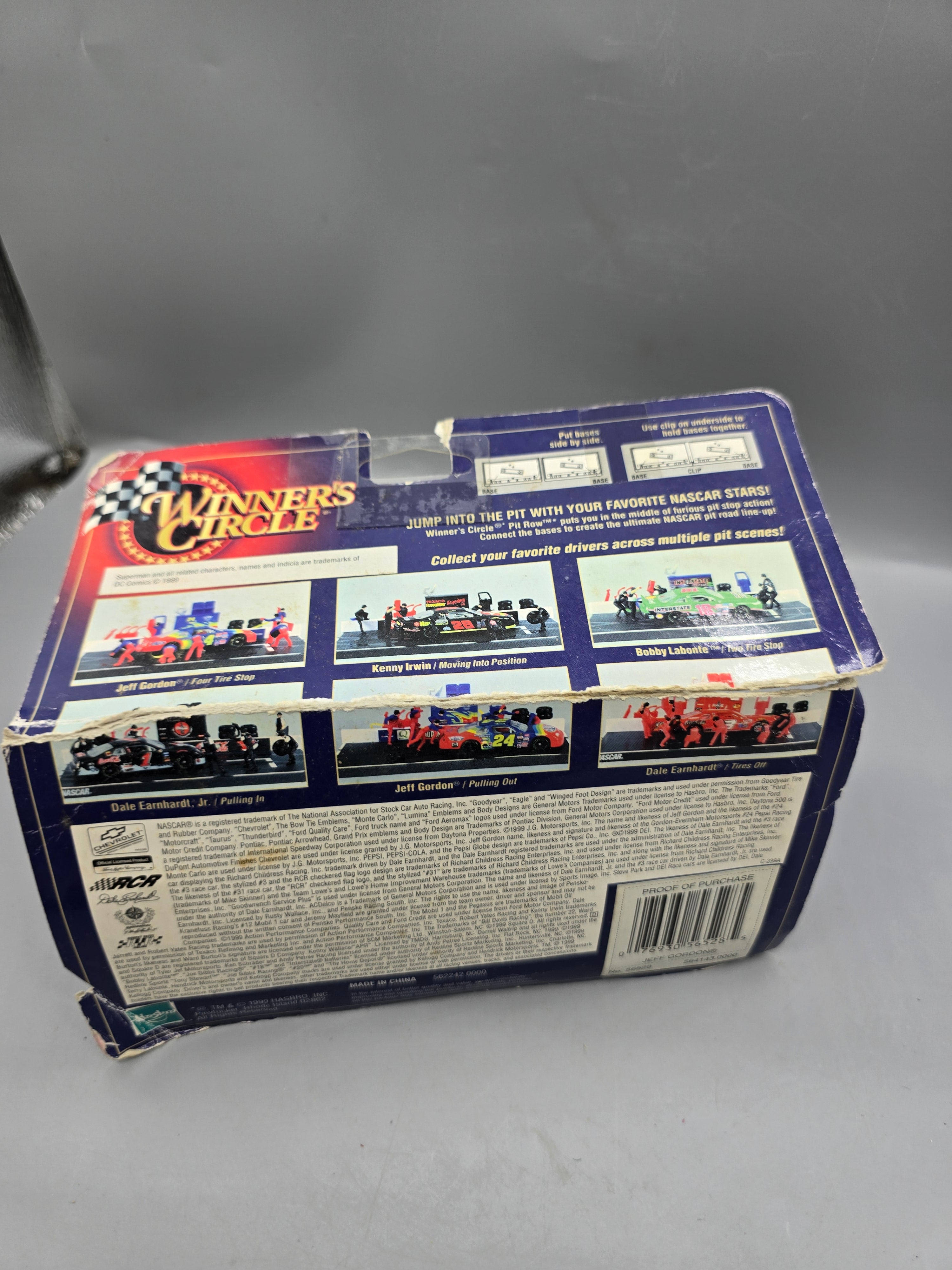 Winner's Circle NASCAR Pit Row Series Jeff Gordon #24 DuPont Pulling In Diorama w/ Box