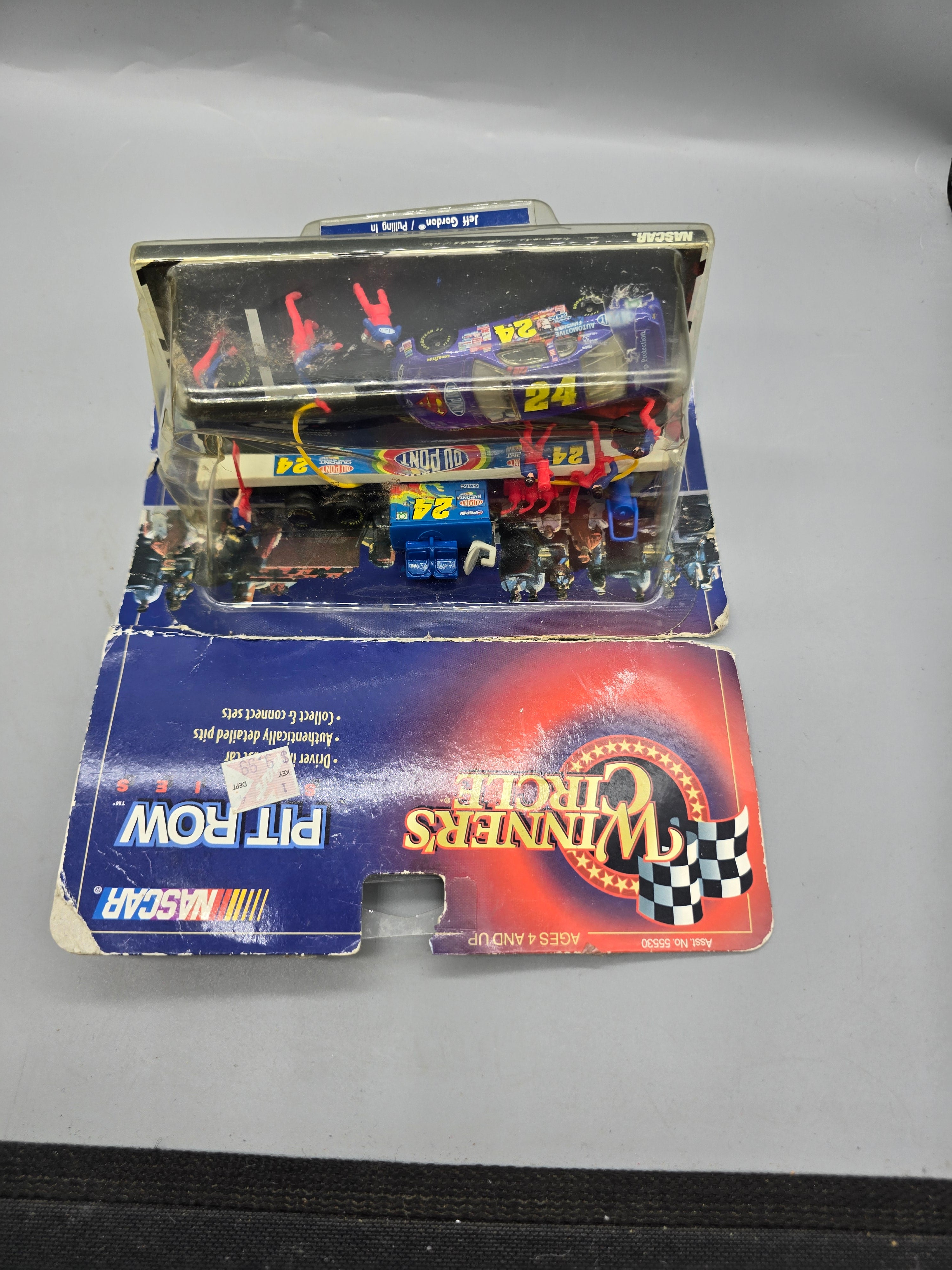 Winner's Circle NASCAR Pit Row Series Jeff Gordon #24 DuPont Pulling In Diorama w/ Box