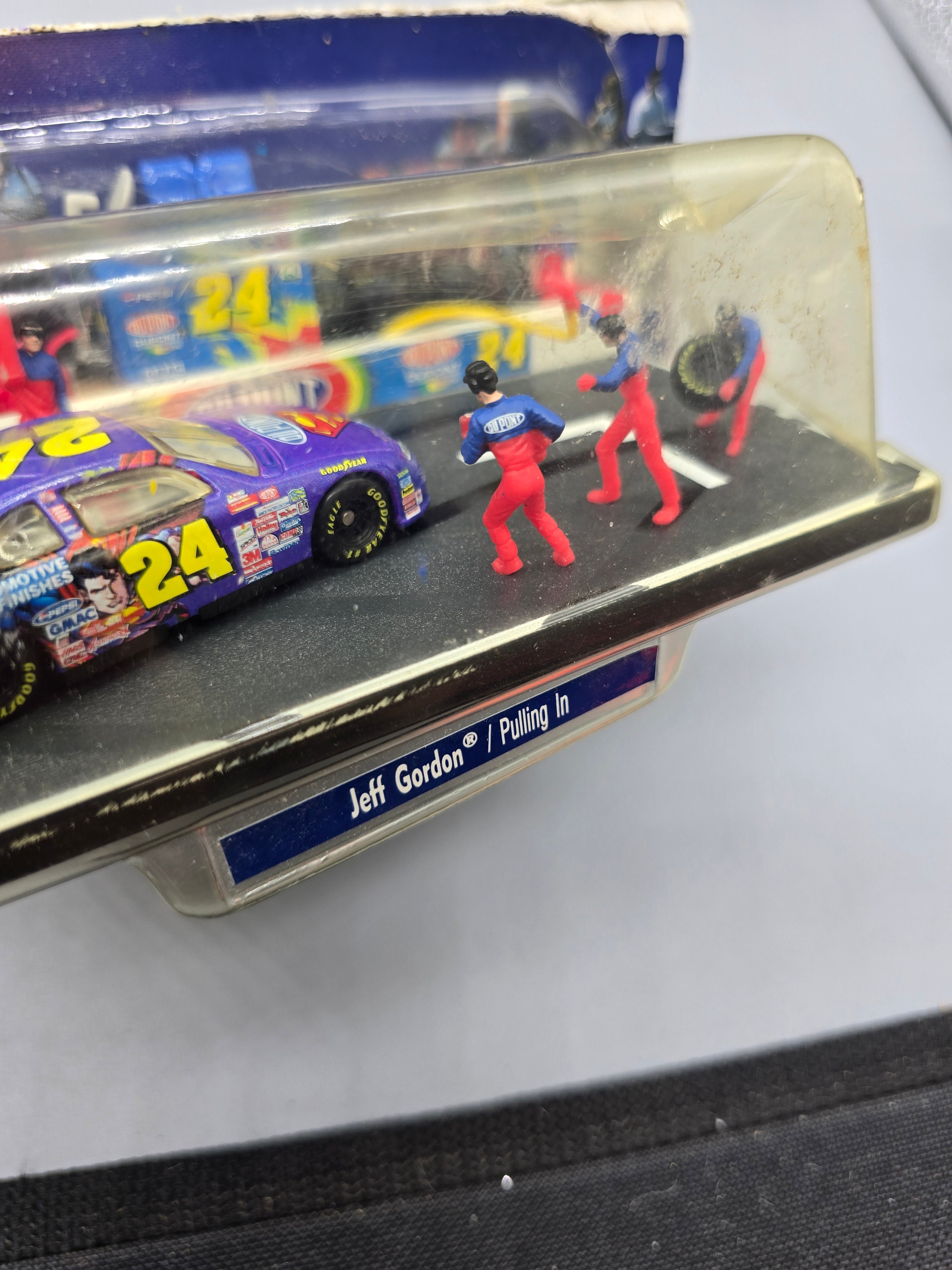 Winner's Circle NASCAR Pit Row Series Jeff Gordon #24 DuPont Pulling In Diorama w/ Box